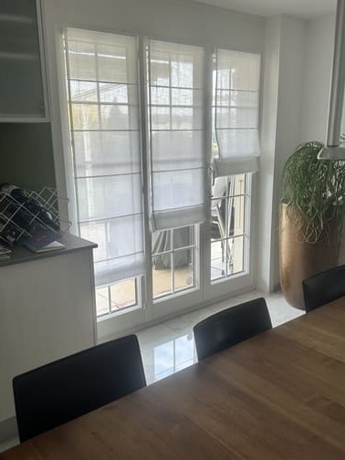 Stores drapés sur mesure posés dans un salon